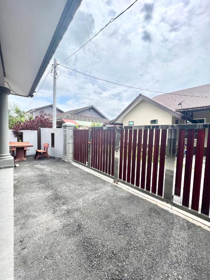 Teratai Homestay 3 Batu Buruk Kuala Terengganu Ngoại thất bức ảnh