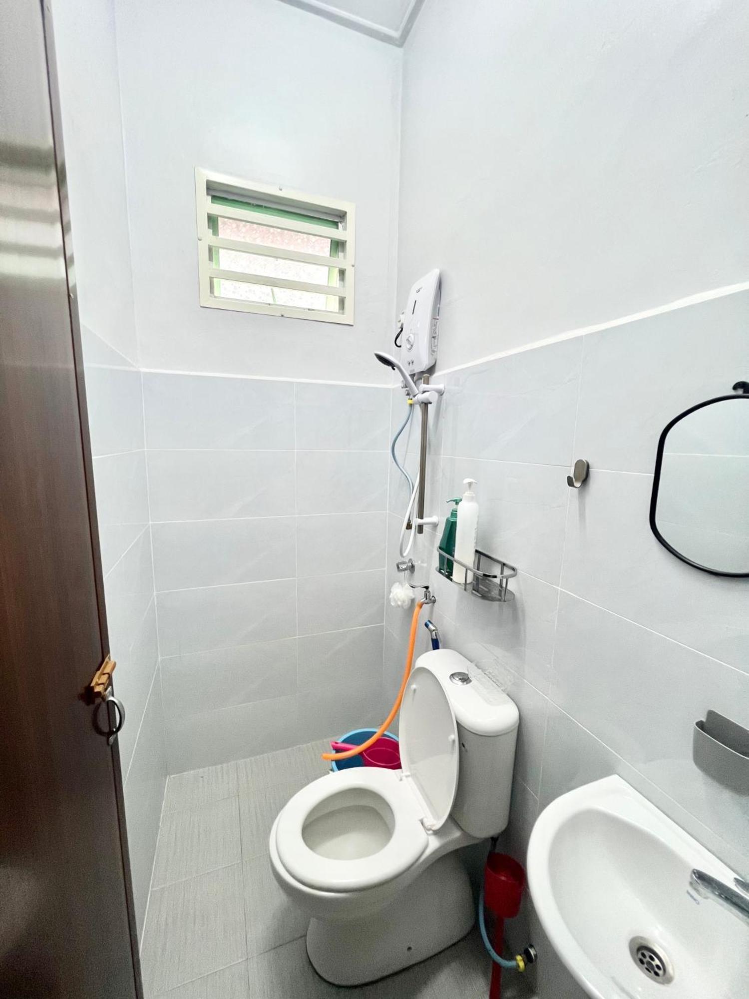 Teratai Homestay 3 Batu Buruk Kuala Terengganu Ngoại thất bức ảnh